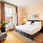 Mandarin Oriental, Hotel