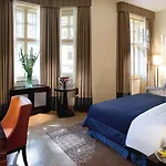 Mandarin Oriental, Hotel