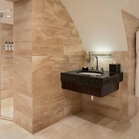 Mandarin Oriental, Hotel